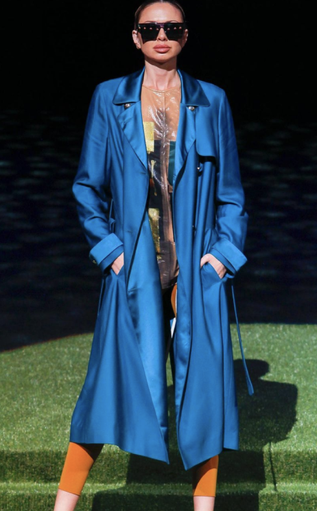 Angel Schlesser Parfums modella alla sfilata con cappotto blu