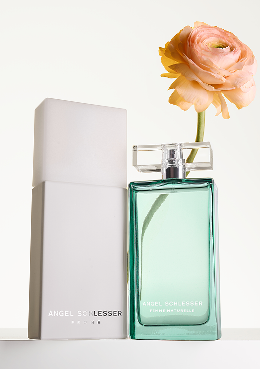 Femme e Femme Naturelle con un fiore